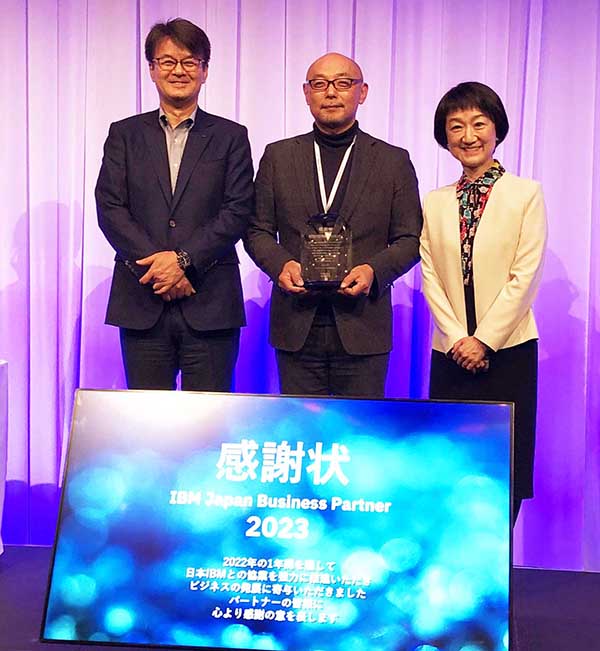 日本IBMの山口 明夫社長・三浦美穂 専務執行役員とFBI 武藤元美社長(中央)