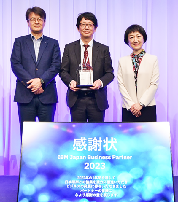 クレスコ・ジェイキューブの深井淳 社長(中央)